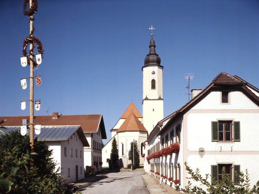 Blick auf die Pfarrkirche ST. ÄGIDIUS im Ortsteil Straßkirchen der Gemeinde Salzweg