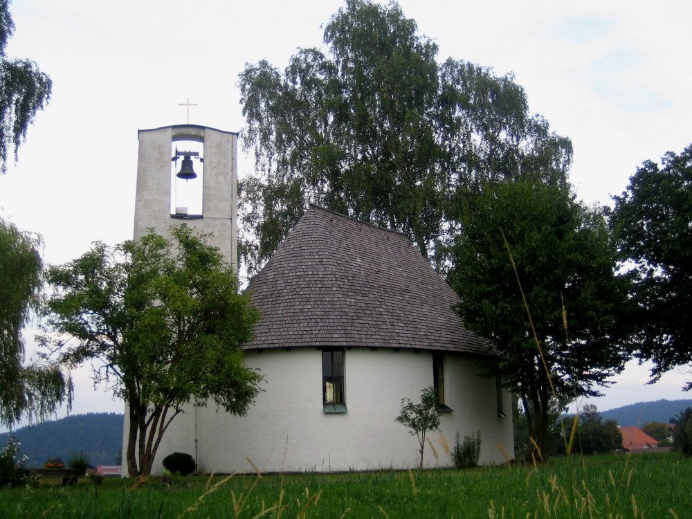 Blick auf die Evangelische Gnadenkirche in Ruhmannsfelden 