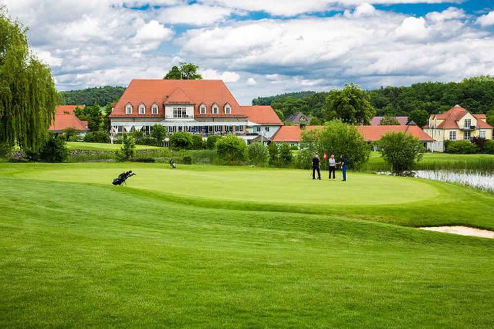 Saftiges Grün erwartet Sportbegeisterte auf dem Golfplatz Bad Abbach Deutenhof. 