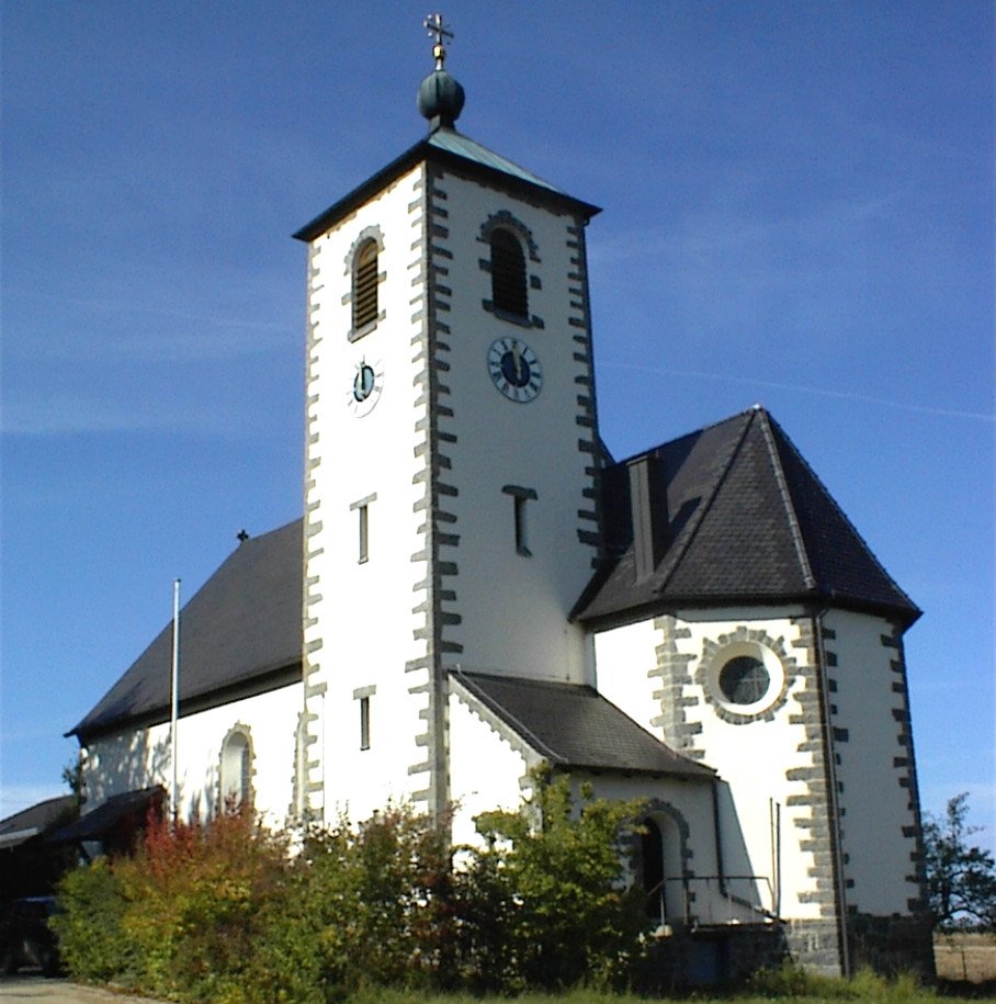 Blick auf die Filialkirche in Obertrübenbach (Ortsteil der Stadt Roding) im Land der Regenbogen