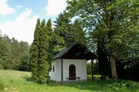 Blick auf die Süßkapelle in Voggenried in der Gemeinde Rinchnach