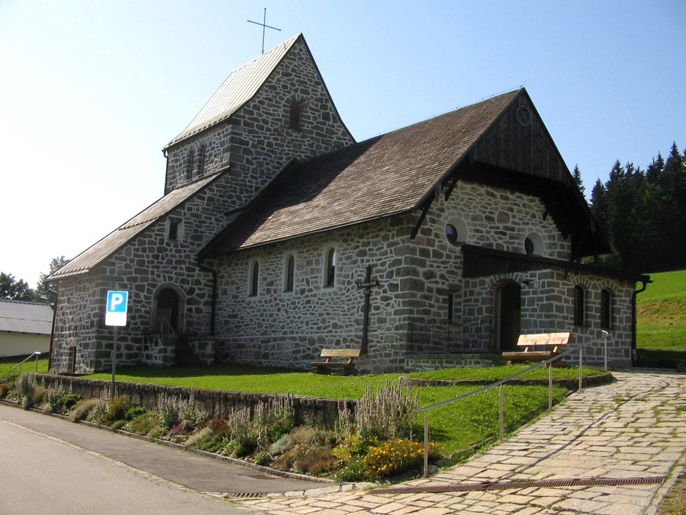 Blick auf die Pfarrkirche in Mitterfirmiansreut in der Gemeinde Philippsreut
