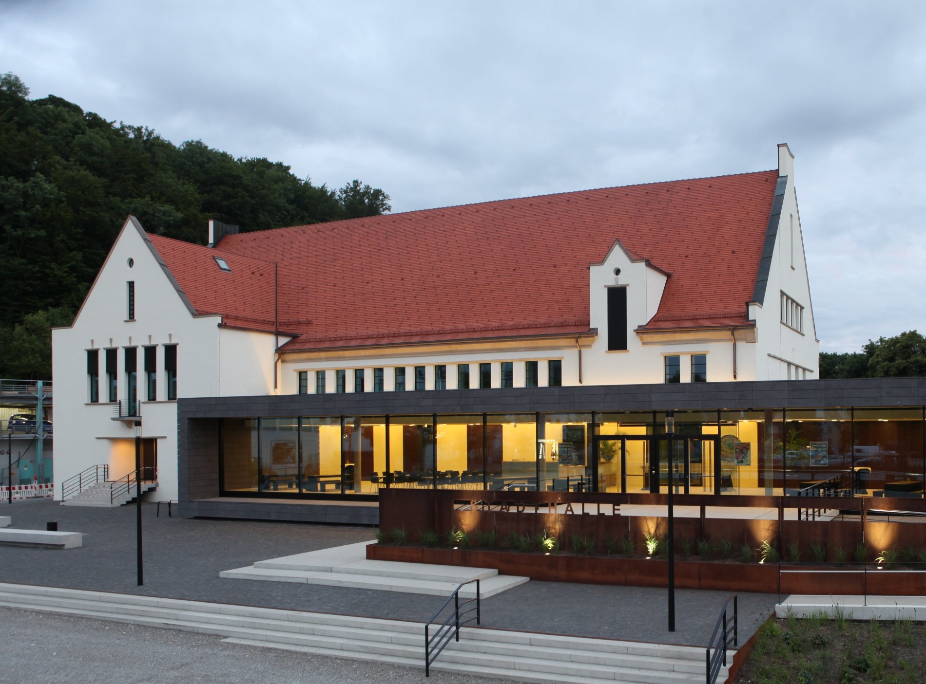 Stadthalle Sigmaringen mit neuem Anbau aus einer Glasfront