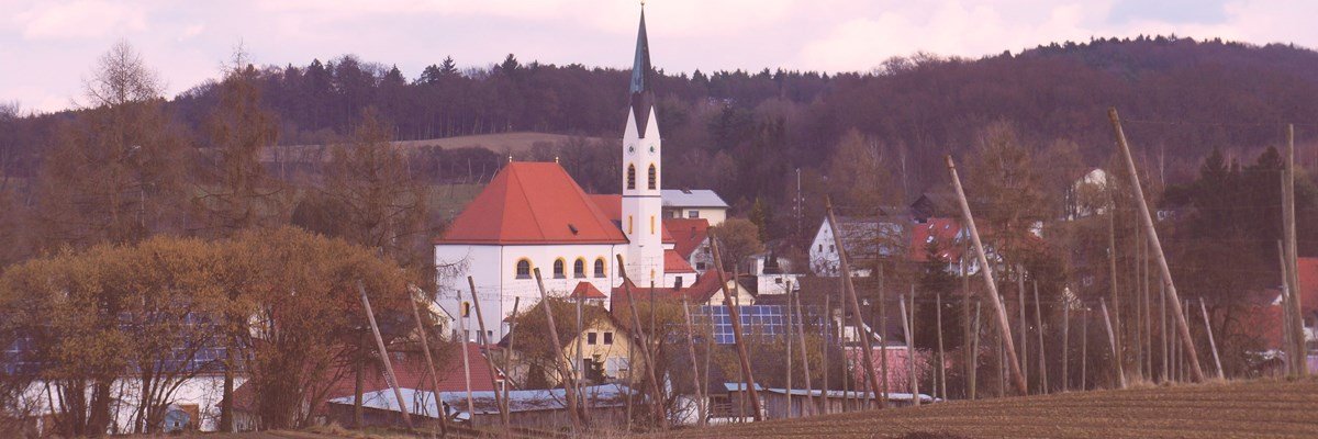 Blick auf den Kirchtrum von Aiglsbach