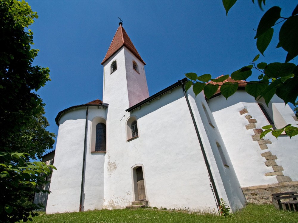 Blick auf die Wallfahrtskirche Lamberg bei Chammünster im Naturpark Oberer Bayerischer Wald