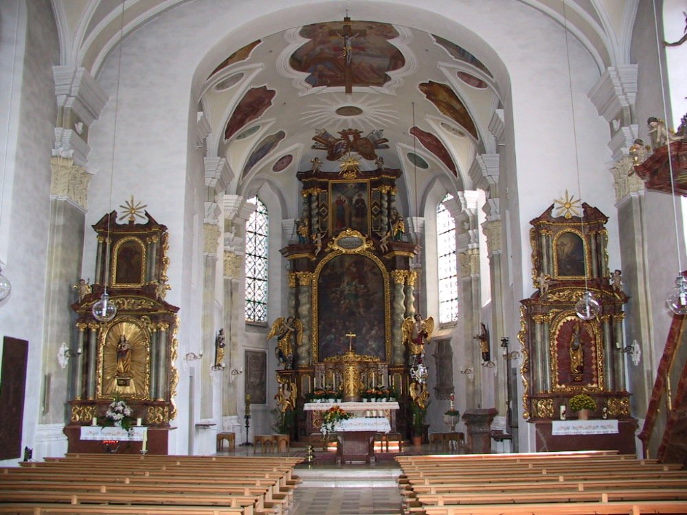Blick auf die Altäre in der Pfarrkirche in Neukirchen vorm Wald
