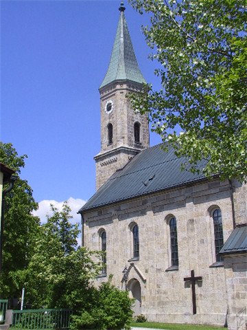 Blick auf die Pfarrkirche ST. VALENTIN in Bischofsreut