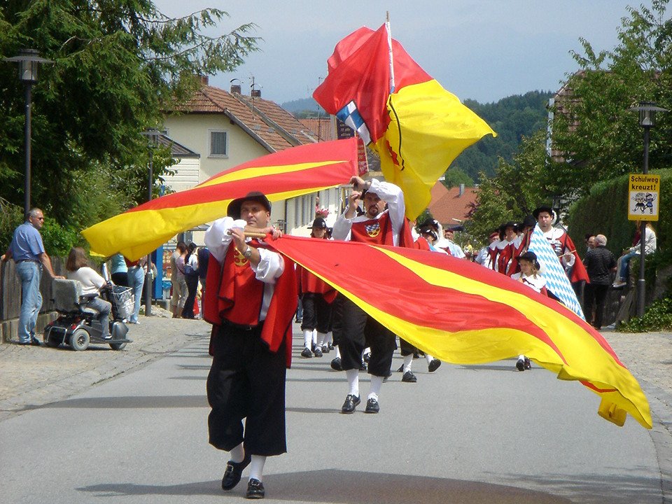 Fahnenschwinger beim Volksfestumzug in Eging am See im Bayerischen Wald