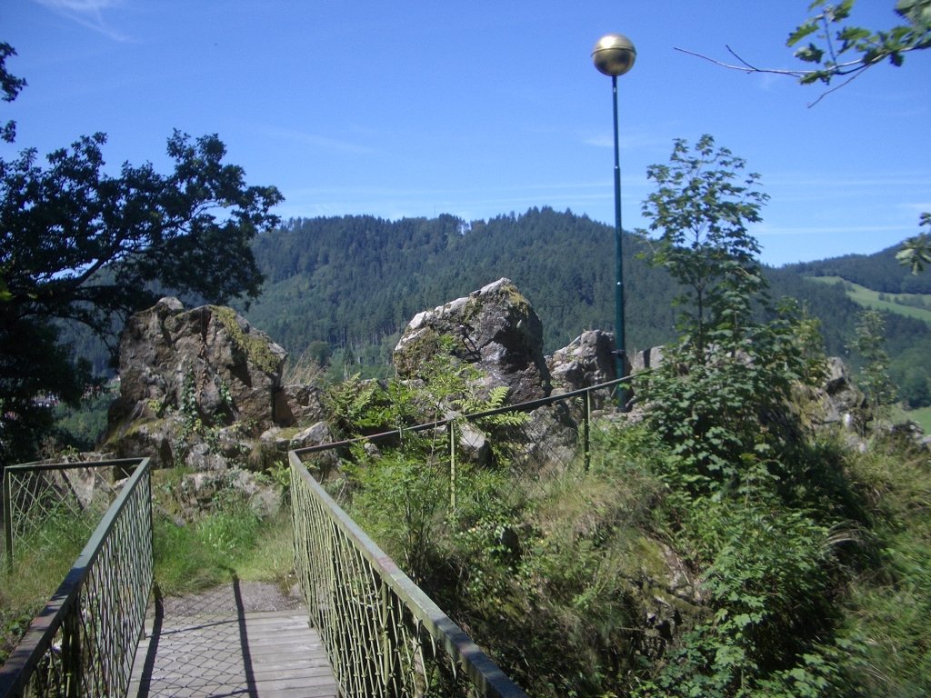 Der Steg führt zum Felsen und zum Aussichtspunkt an der Goldenen Kugel