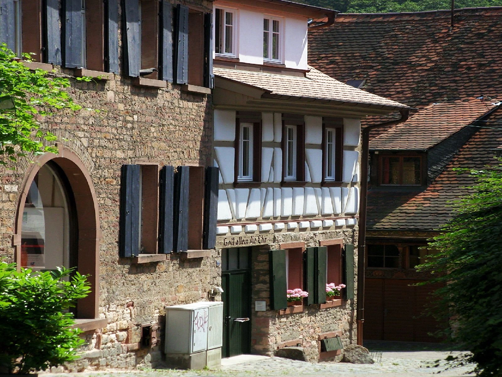 Fachwerkhäuser und alte Steinhäuser in einer Straße