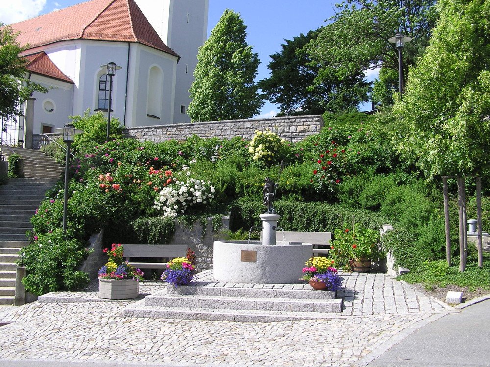 Brunnen vor der Pfarrkirche in Moosbach (Gemeinde Prackenbach)