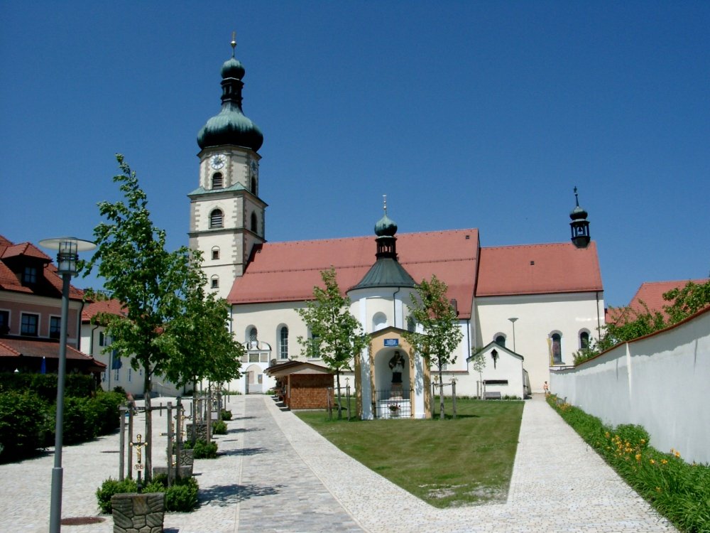 Blick auf die Wallfahrtskirche in Neukirchen b. Hl. Blut im Naturpark Oberer Bayerischer Wald