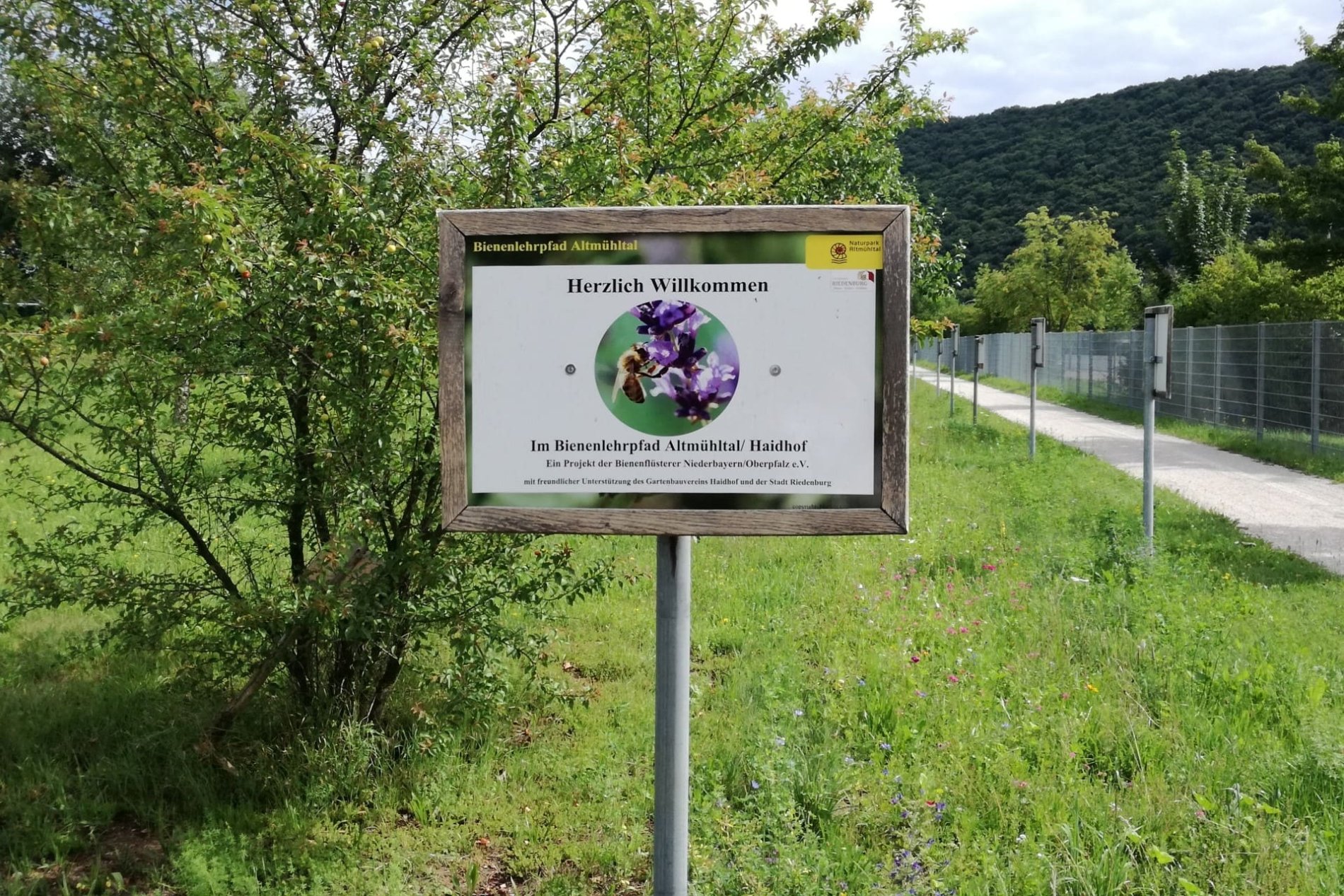 Willkommensschild am Bienenlehrpfad in Riedenburg