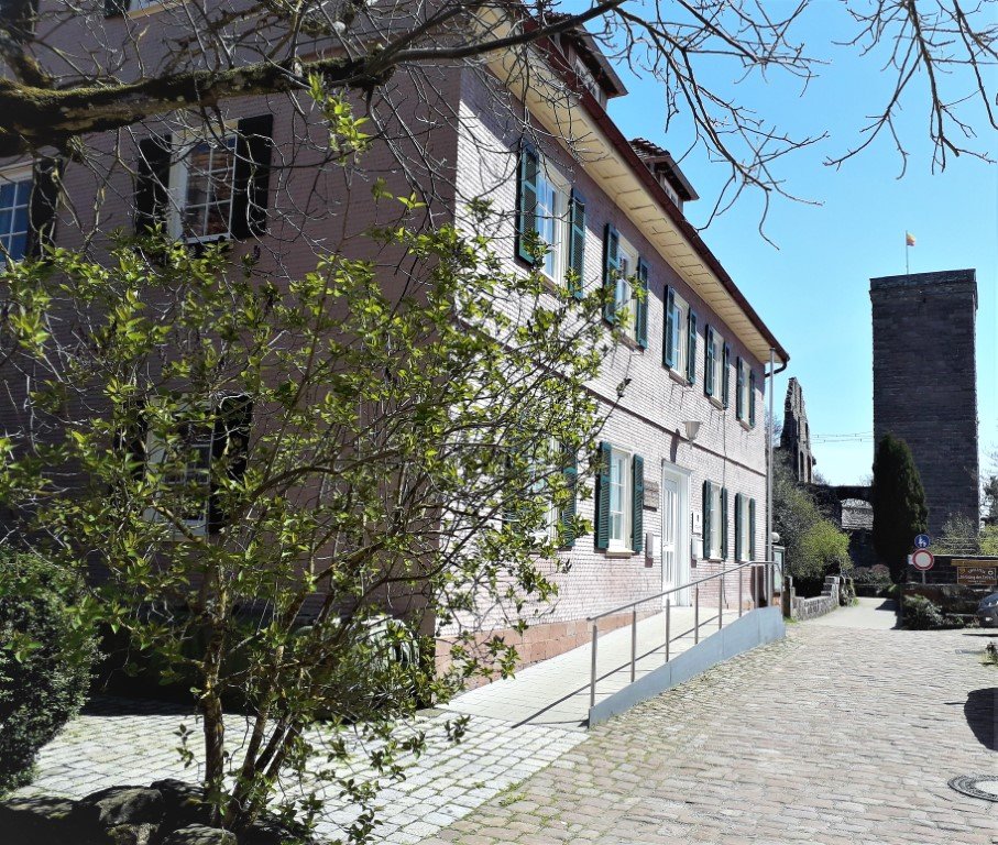Rathaus Zavelstein mit Burgruine im Hintergrund