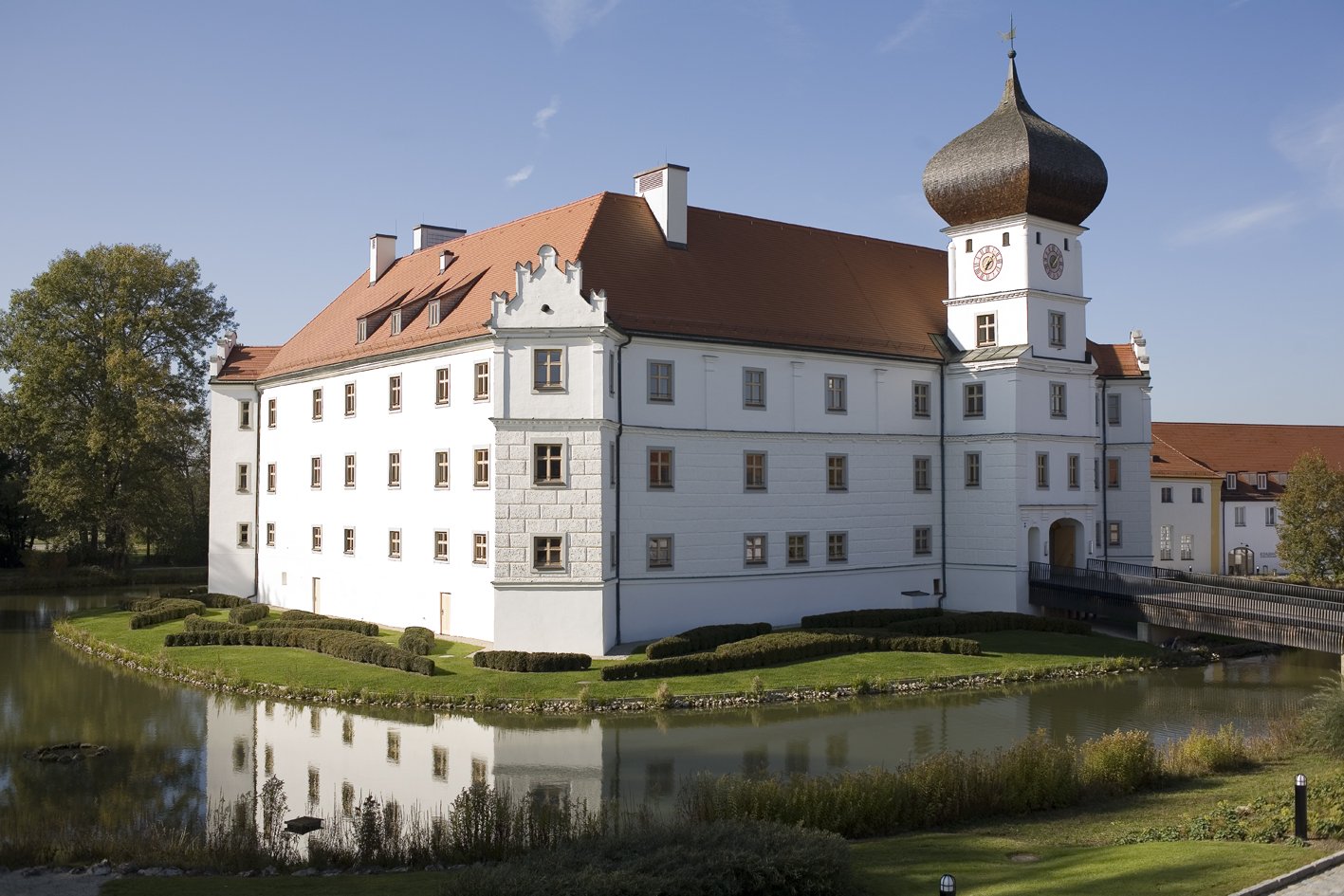 Außenansicht von Schloss Hohenkammer und Wassergraben