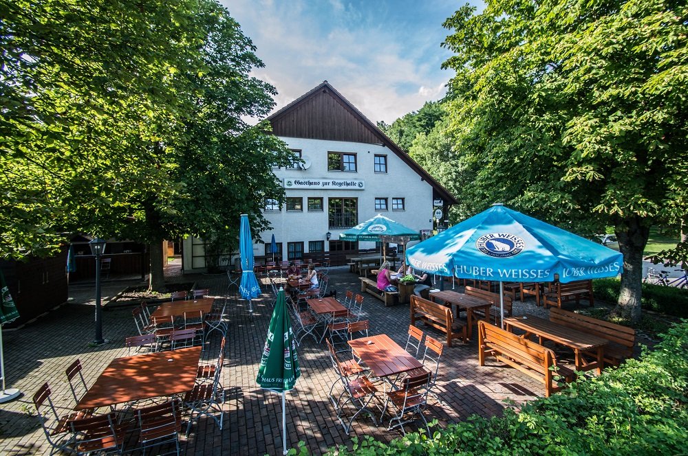 Typisch Bayerischer Biergarten im Gasthaus zur Kegelhalle