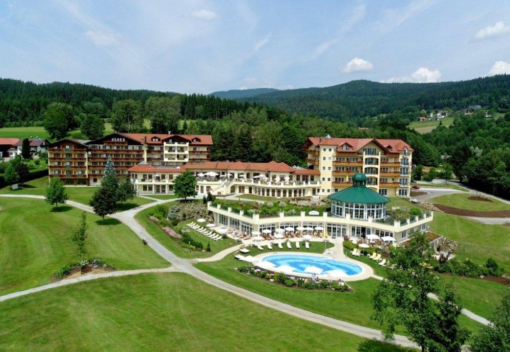 Blick auf das Hotel Mooshof im Urlaubsort Bodenmais im ArberLand Bayerischer Wald