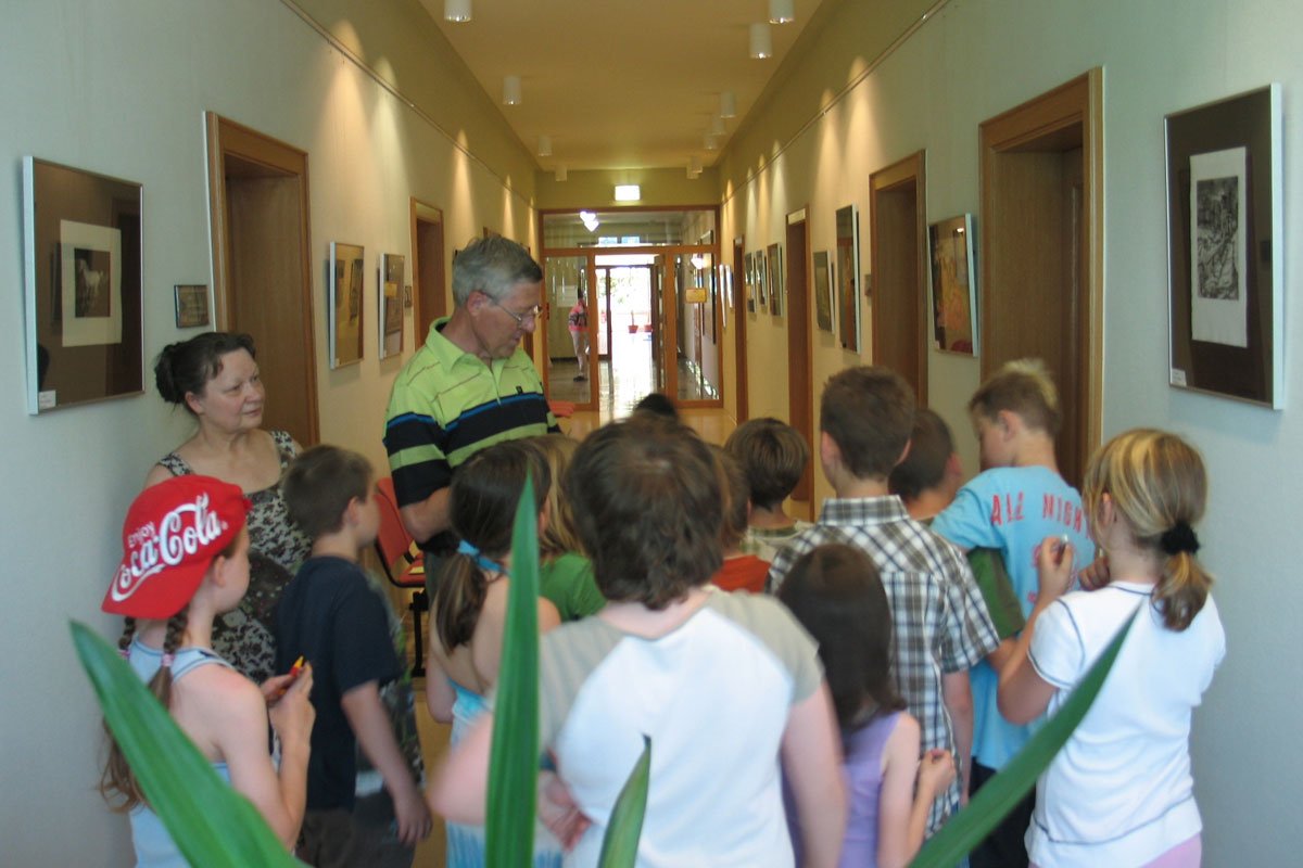 Gruppe Kinder betrachtet Kleine Rathausgalerie Zella-Mehlis