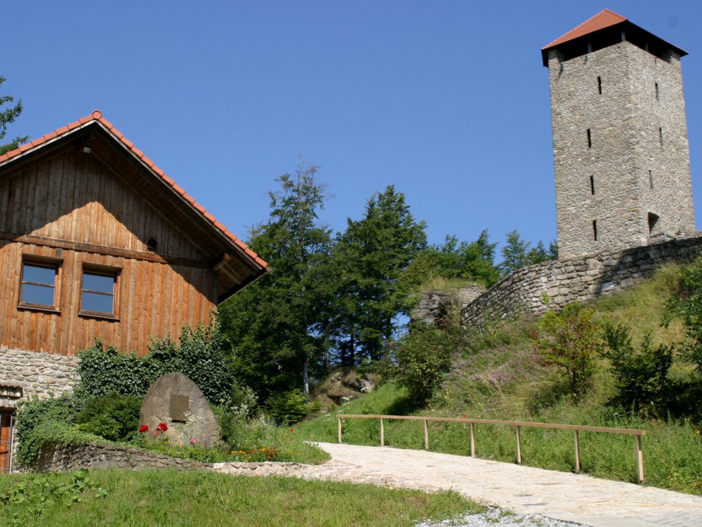 Burgmuseum und Burgturm der Burgruine Altnußberg bei Geiersthal im Bayerischen Wald