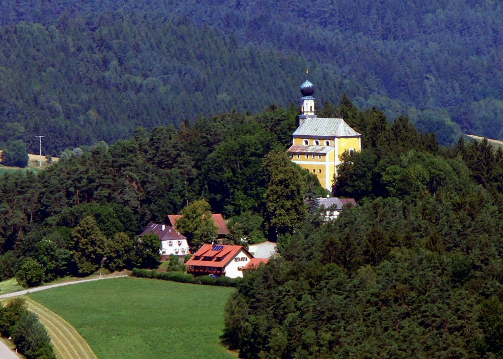 Blick auf die Filialkirche in Marienstein bei Falkenstein im Naturpark Oberer Bayerischer Wald