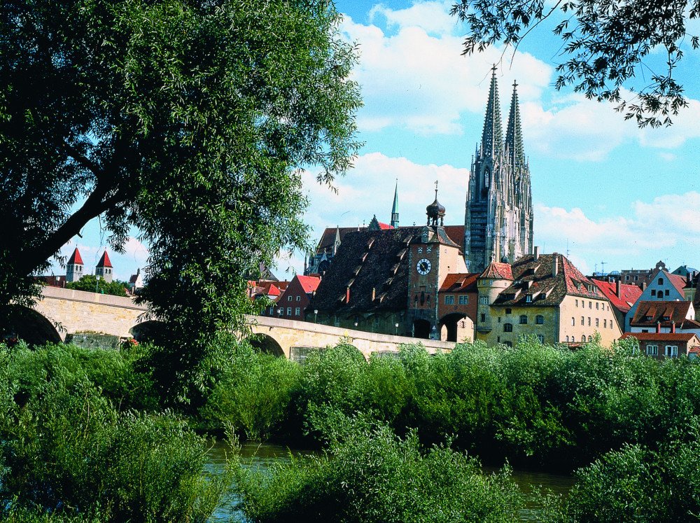 Blick über die Steinerne Brücke in Regensburg zum Dom