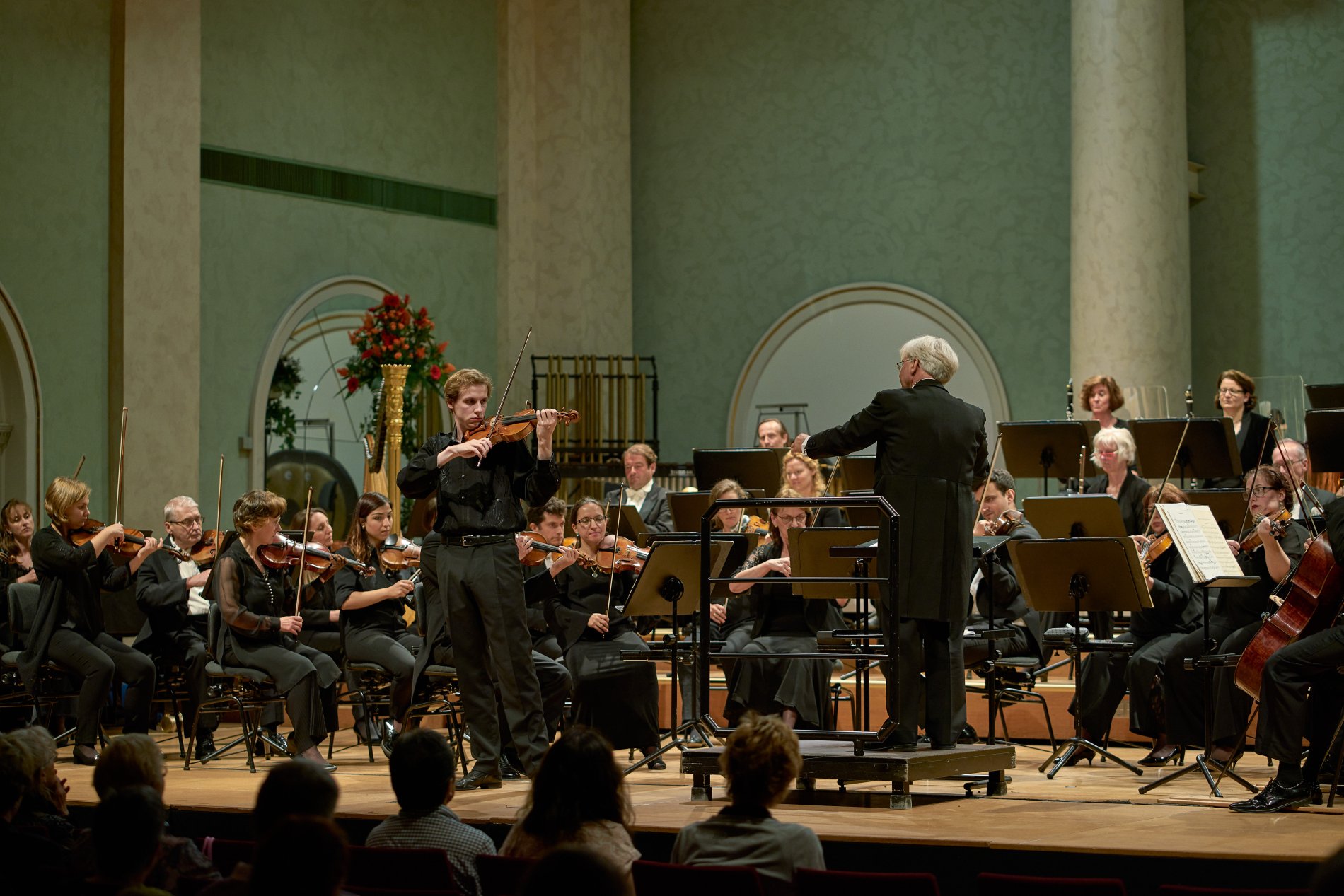 Philharmonieorchester spielt mit Dirigent