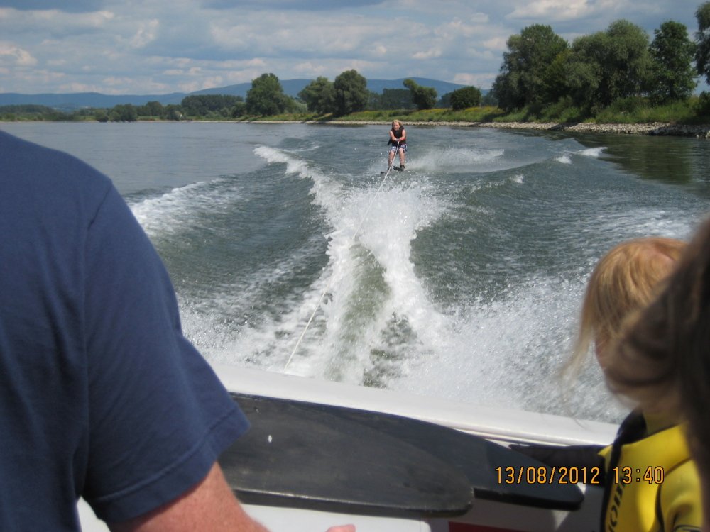Action und Spannung beim Wasserskilaufen auf der Donau bei Winzer