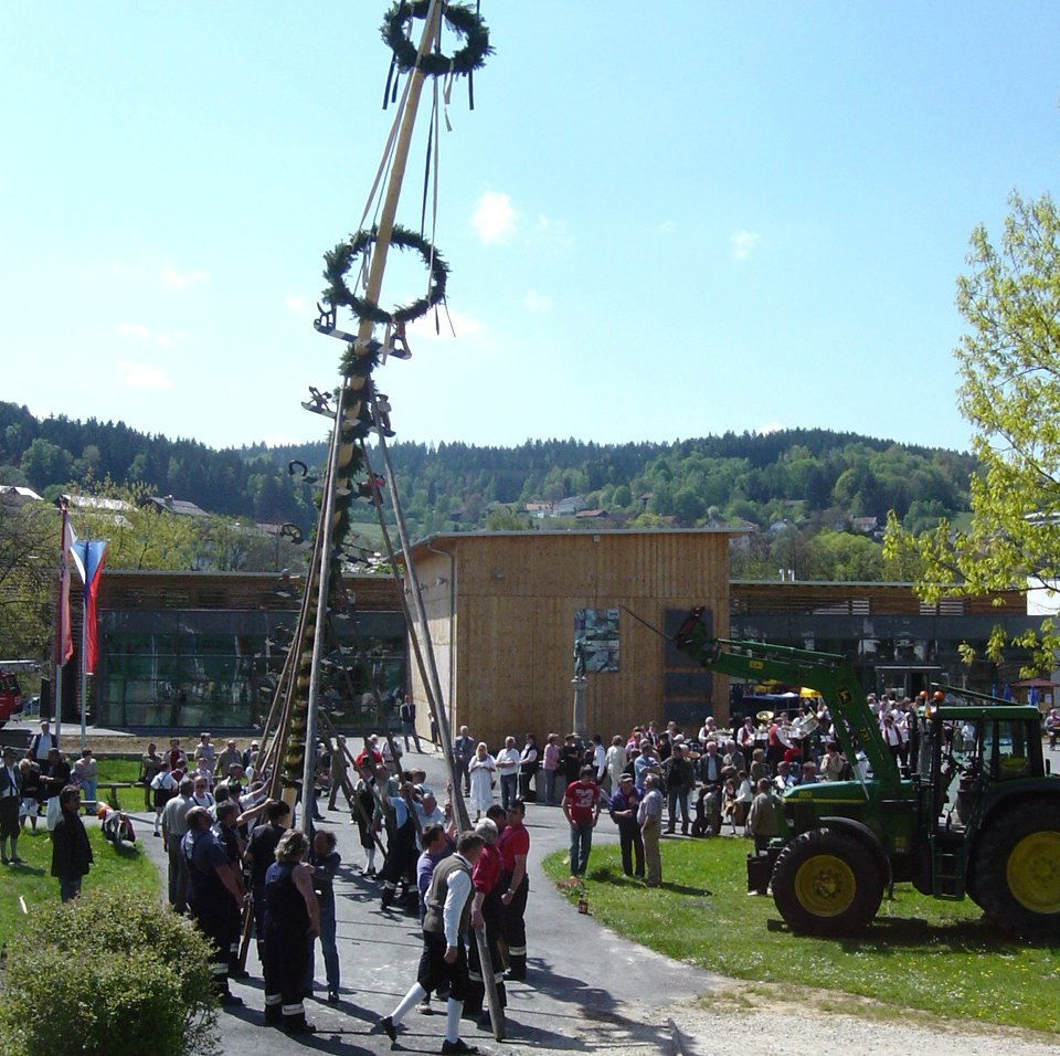 Maibaumaufstellen im Park vor dem Glasmuseum in Frauenau