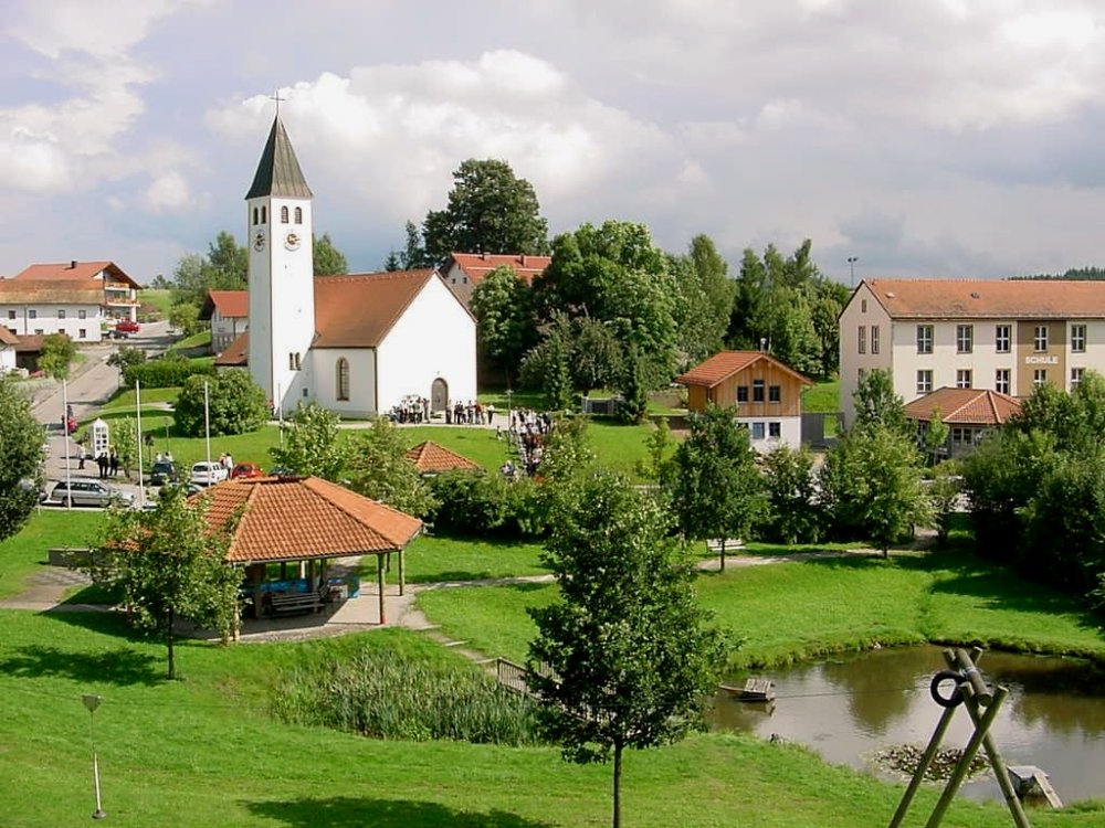 Blick auf die Filialkirche im Ortszentrum von Geiersthal im ArberLand Bayerischer Wald