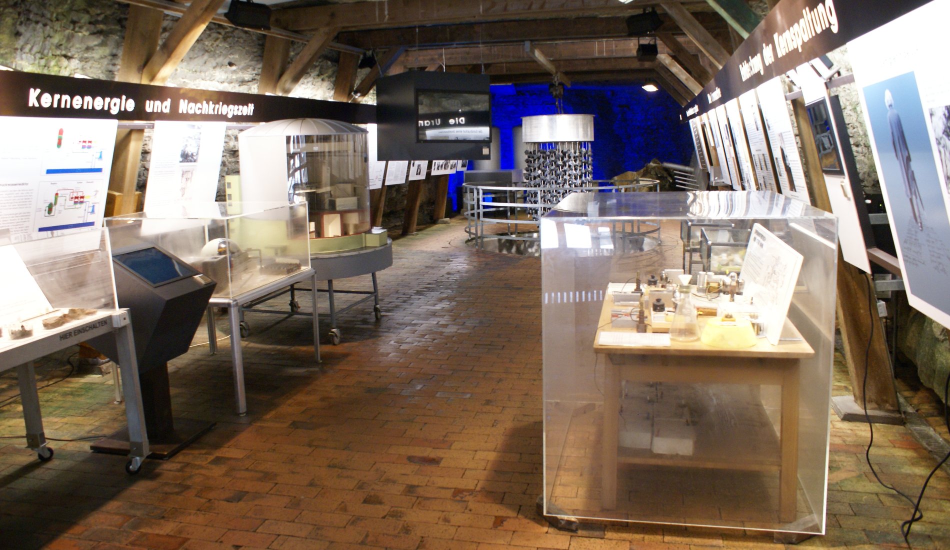 Innenansicht Atomkeller-Museum Haigerloch mit Schaukästen und -tafeln sowie die originalgetreue Rekonstruktion eines Reaktors.