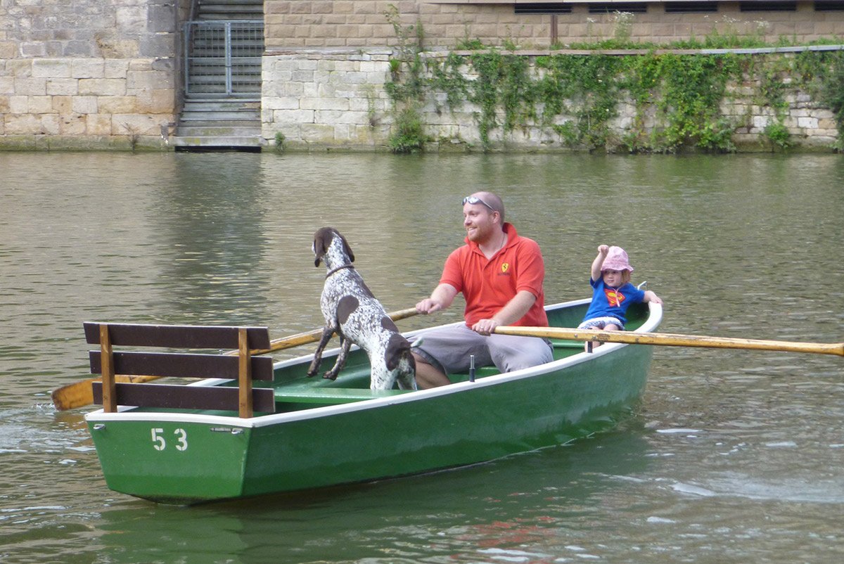 Ruderboot mit Mann, Kind und Hund auf dem Neckar