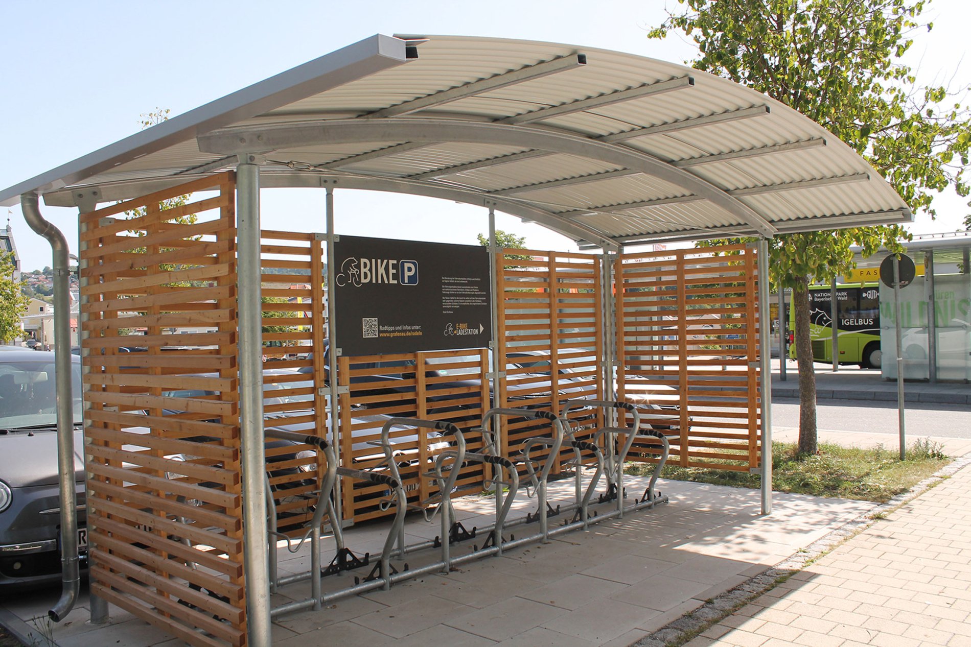 Fahrradabstellanlage am Bahnhof/Busbahnhof Grafenau mit neun überdachten Fahrradparkern.