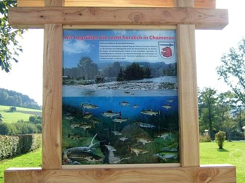Die erste Info-Tafel am Fischlehrpfad im Gemeindepark Chamerau