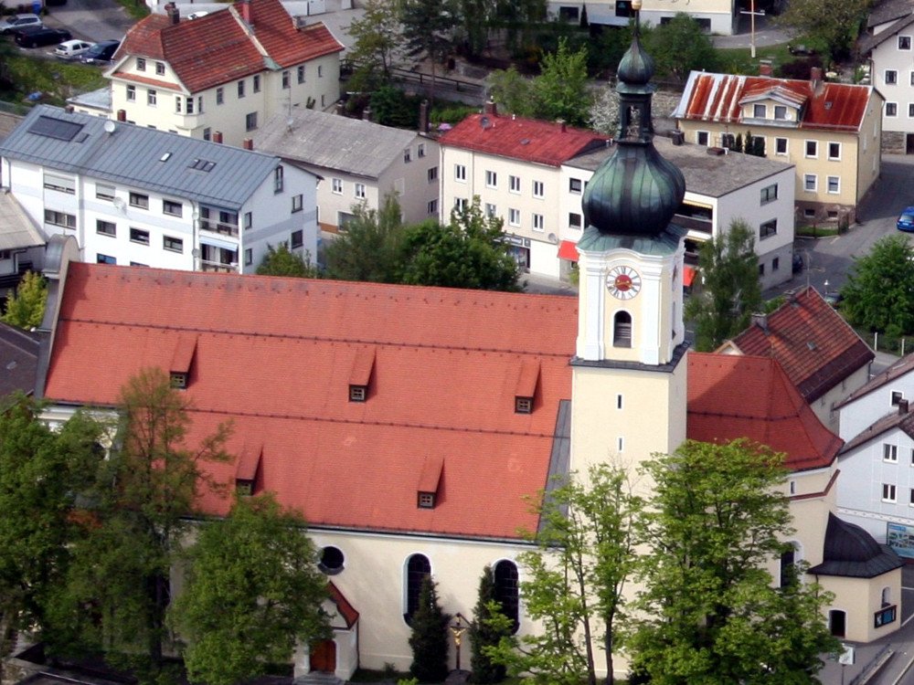 Blick von oben auf die Stadtpfarrkirche MARIA HIMMELFAHRT in der Bärenstadt Grafenau