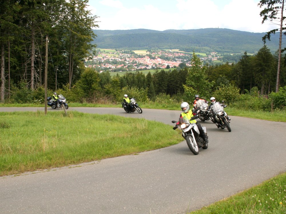 Biker lieben die kurvigen Straßen bei Waldmünchen im Naturpark Oberer Bayerischer Wald
