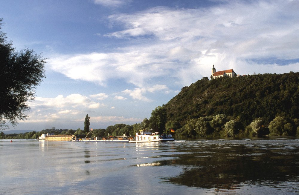 Schiff auf der Donau mit Blick zum Bogenberg