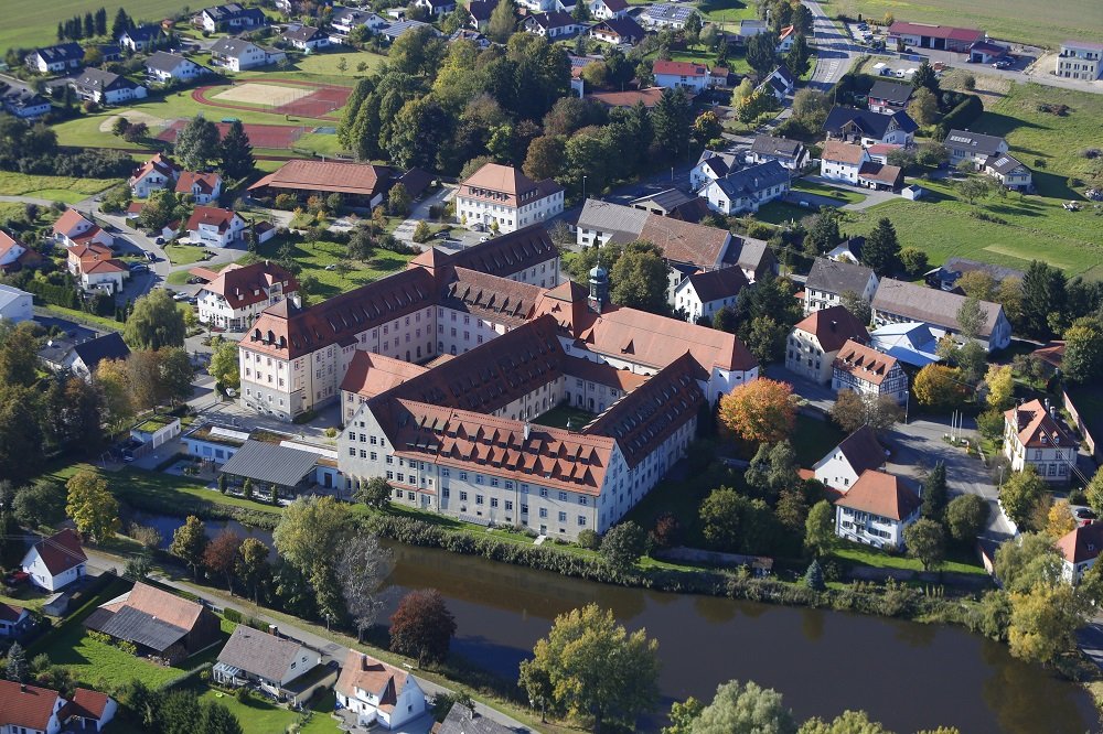 Luftbild der Klosteranlage am Weiher
