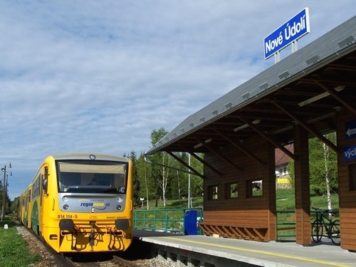 Diesel-Triebwagen im Bahnhof Nove Udoli in der Nähe von Haidmühle