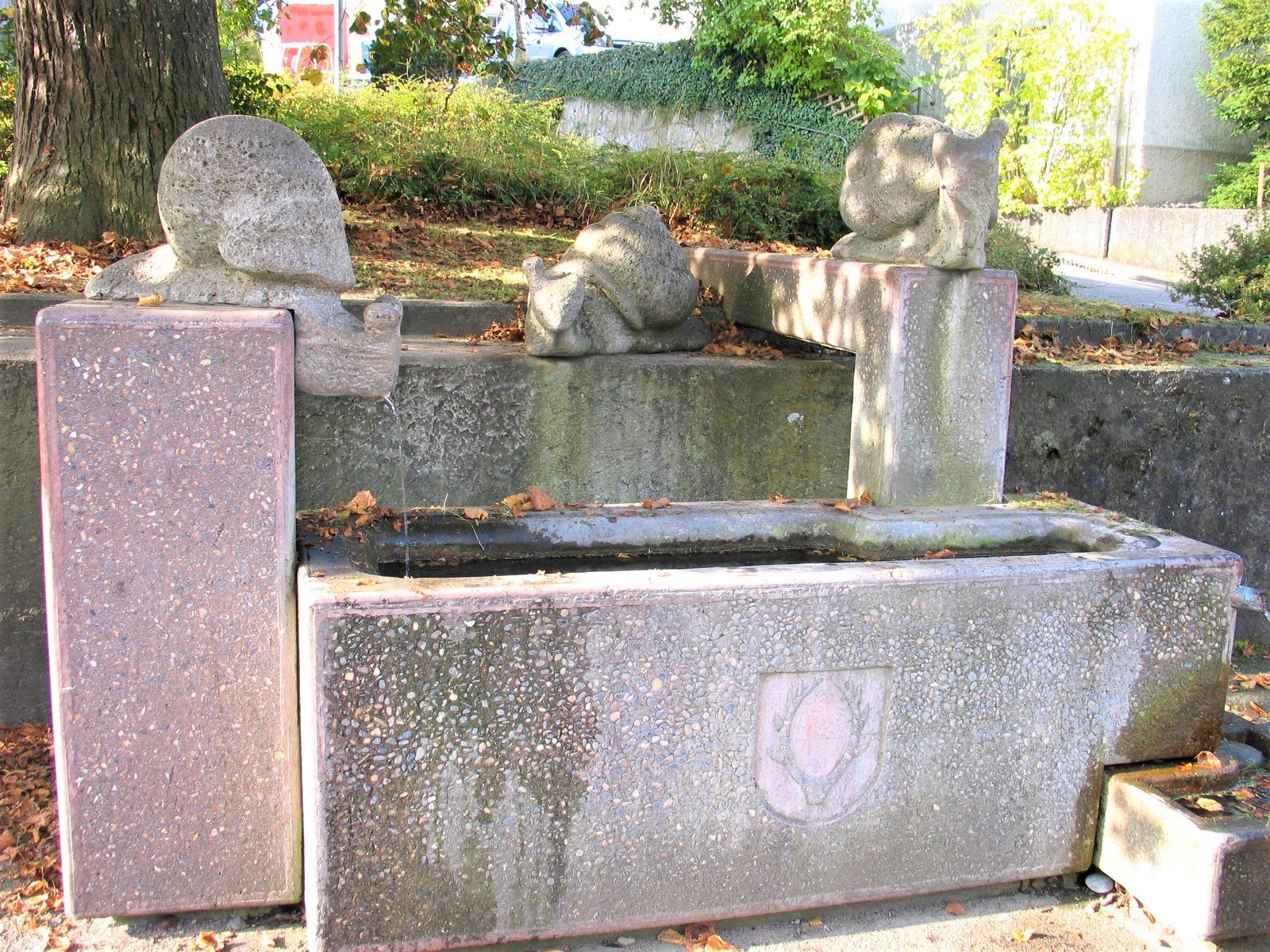 Schneckenbrunnen mit steinernen Schnecken