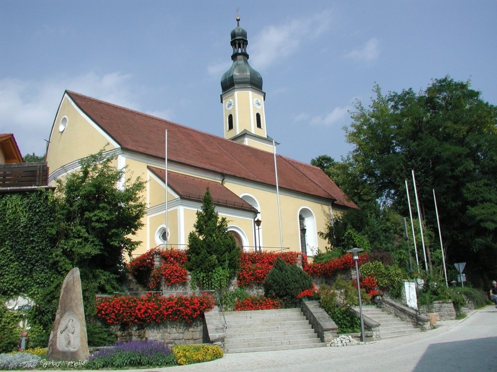 Blick auf die Pfarrkirche in Blaibach im Naturpark Oberer Bayerischer Wald