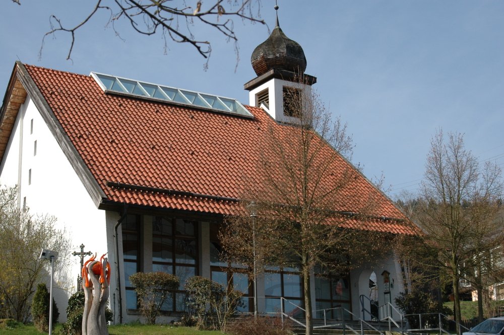 Blick auf die Dorfkapelle ST. LEONHARD in der Ortsmitte von Arrach im Lamer Winkel