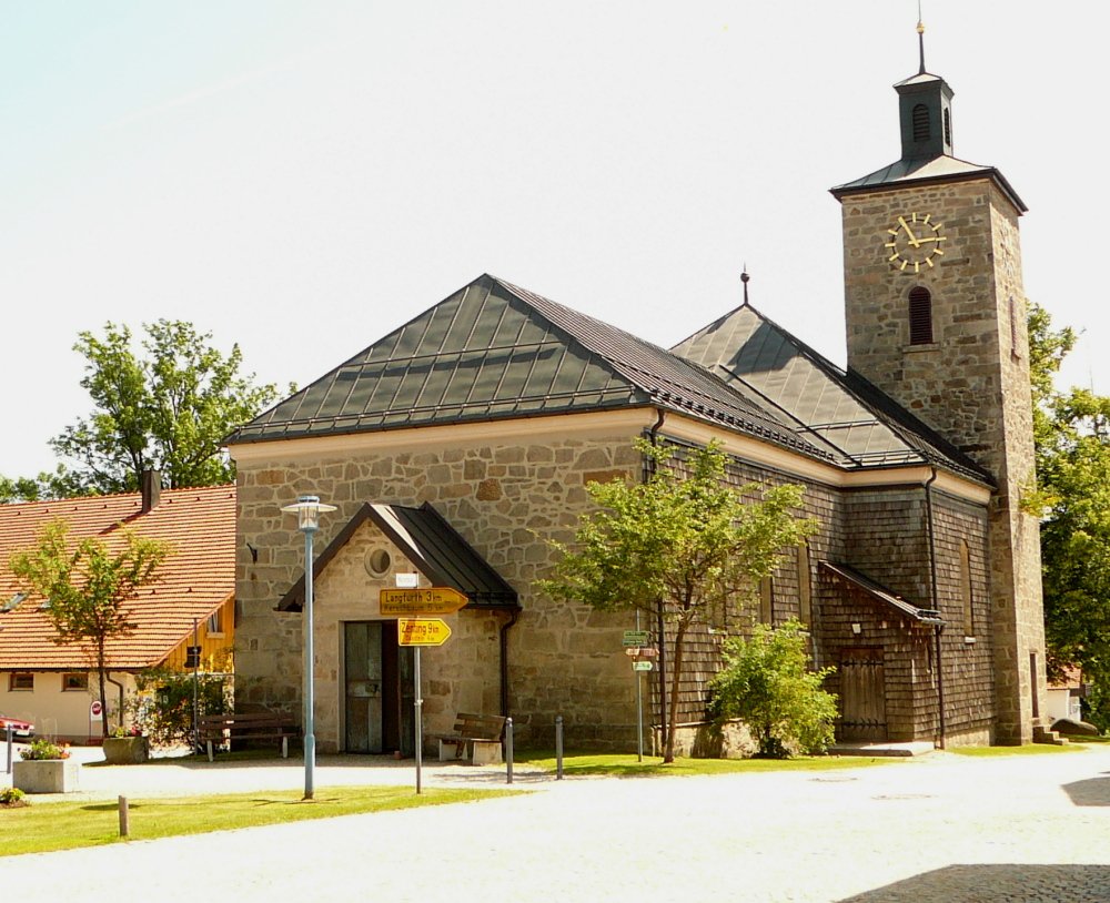Blick auf die Pfarrkirche in Schöfweg in der Region Sonnenwald - Bayerischer Wald