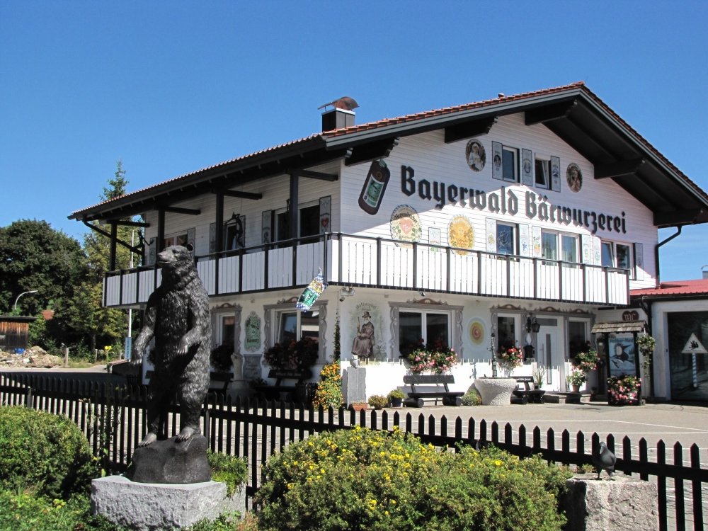 Blick auf das Hauptgebäude der Bayerwald Bärwurzerei in der Glasstadt Zwiesel