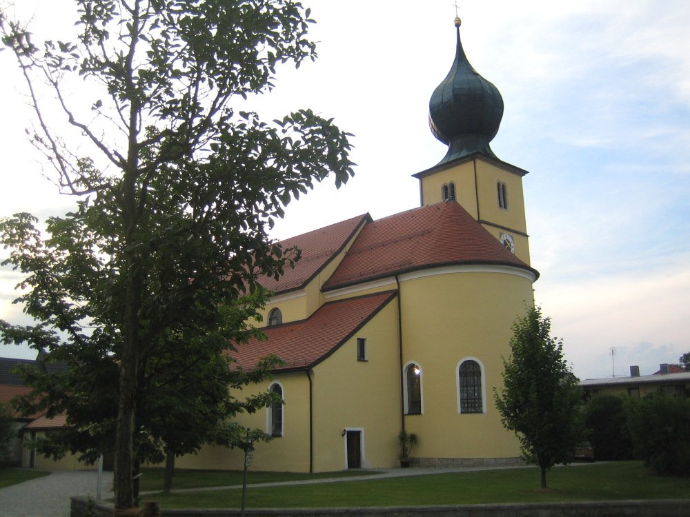 Blick auf die Pfarrkirche St. Laurentius in Ruhmannsfelden