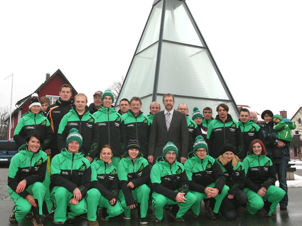 Das Team der Skischule Bayerwald Zwiesel vor der Glaspyramide in Zwiesel
