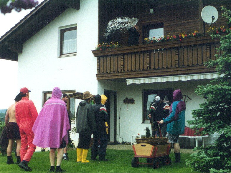 Burschen und Mädchen singen am Pfingstsonntag vor den Häusern in Untergriesbach