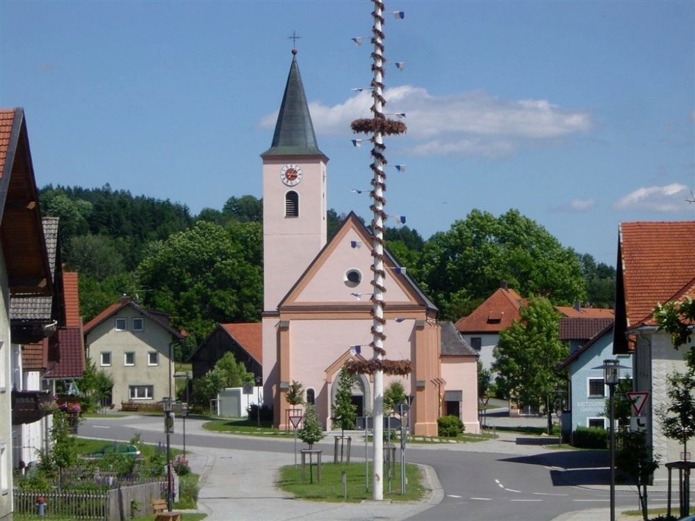 Blick auf die Pfarrkirche St. Katharina in Eppenschlag im Bayerischen Wald