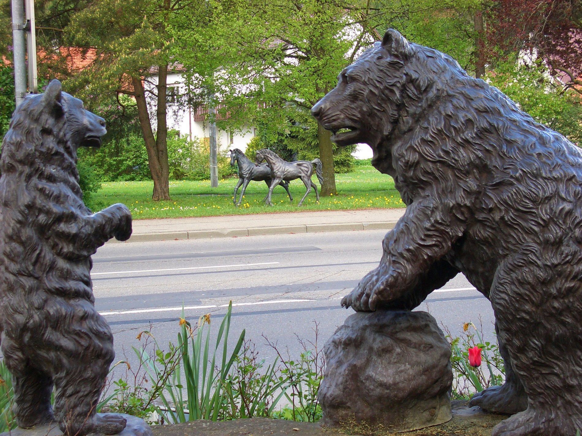 Bronze Pferde- & Bärenstatuen zieren eine Straße in Albstadt-Truchtelfingen