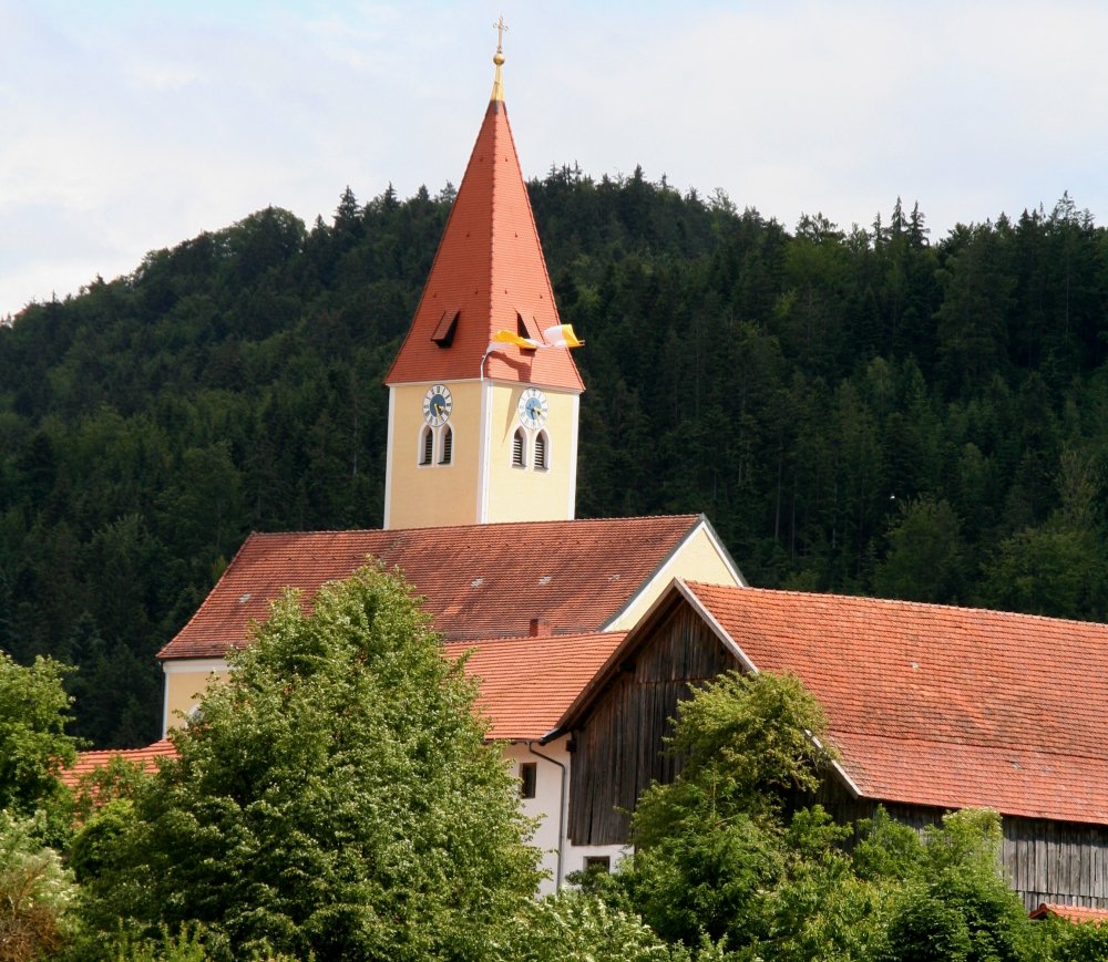Blick auf die Filialkirche in Schönau bei Viechtach