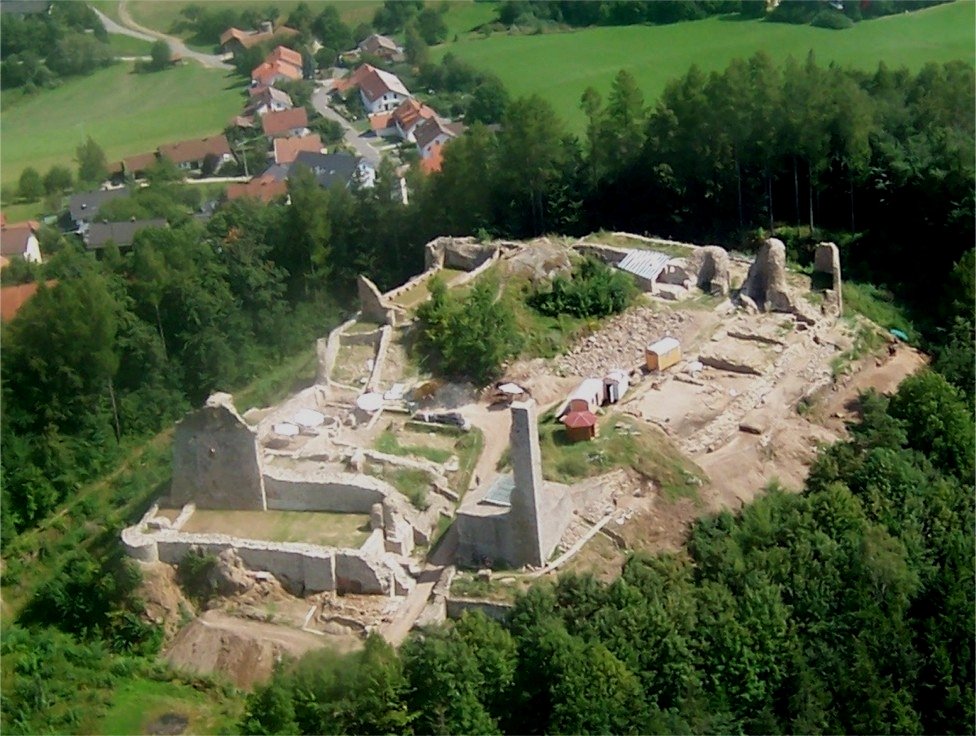 Die Burgruine Runding bei Cham, ehemals größte Burganlage des Bayerischen Waldes